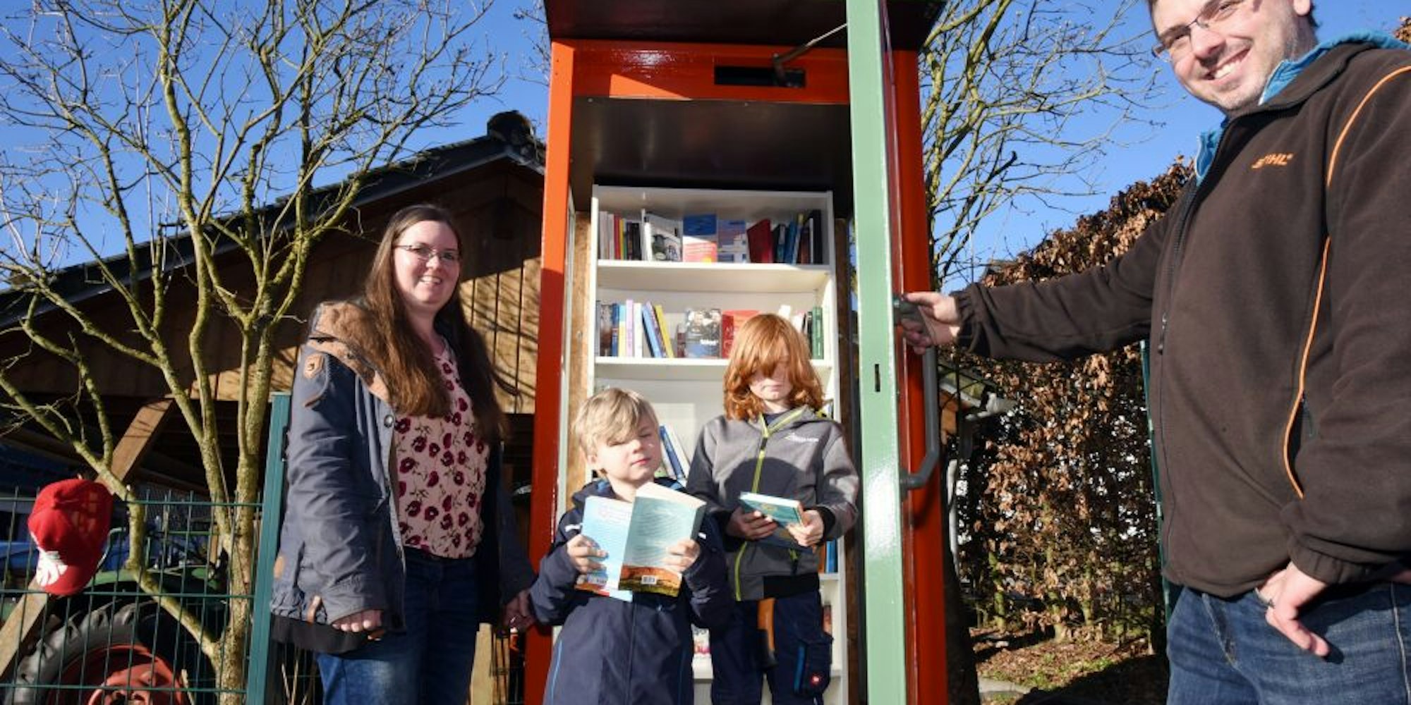 In Horpe hat Familie Lob hat vor ihrem Haus einen Bücherschrank zum Tauschen aufgebaut.