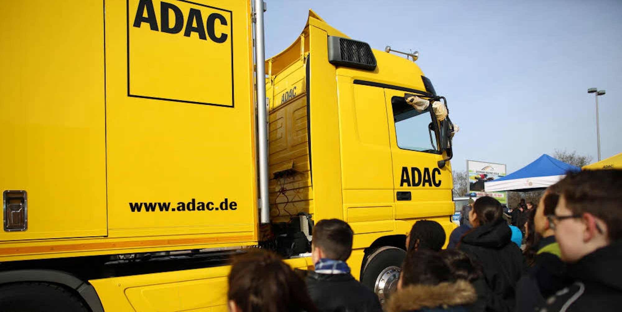 Bei einer Infoveranstaltung im März in Köln konnten sich Schüler in den Toten Winkel eines ADAC-Lkw stellen. Die Spiegel, die den „blinden Fleck“ einsehbar machen, wurden dabei abgeklebt. Das kritisiert der ADFC massiv.