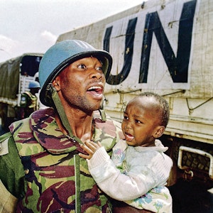 Ein Blauhelm aus Ghana hat ein Kind in Ruanda gerettet. Das Foto entstand 1994 während des Krieges zwischen Tutsi und Hutu in dem ostafrikanischen Staat.