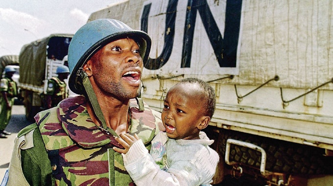 Ein Blauhelm aus Ghana hat ein Kind in Ruanda gerettet. Das Foto entstand 1994 während des Krieges zwischen Tutsi und Hutu in dem ostafrikanischen Staat.