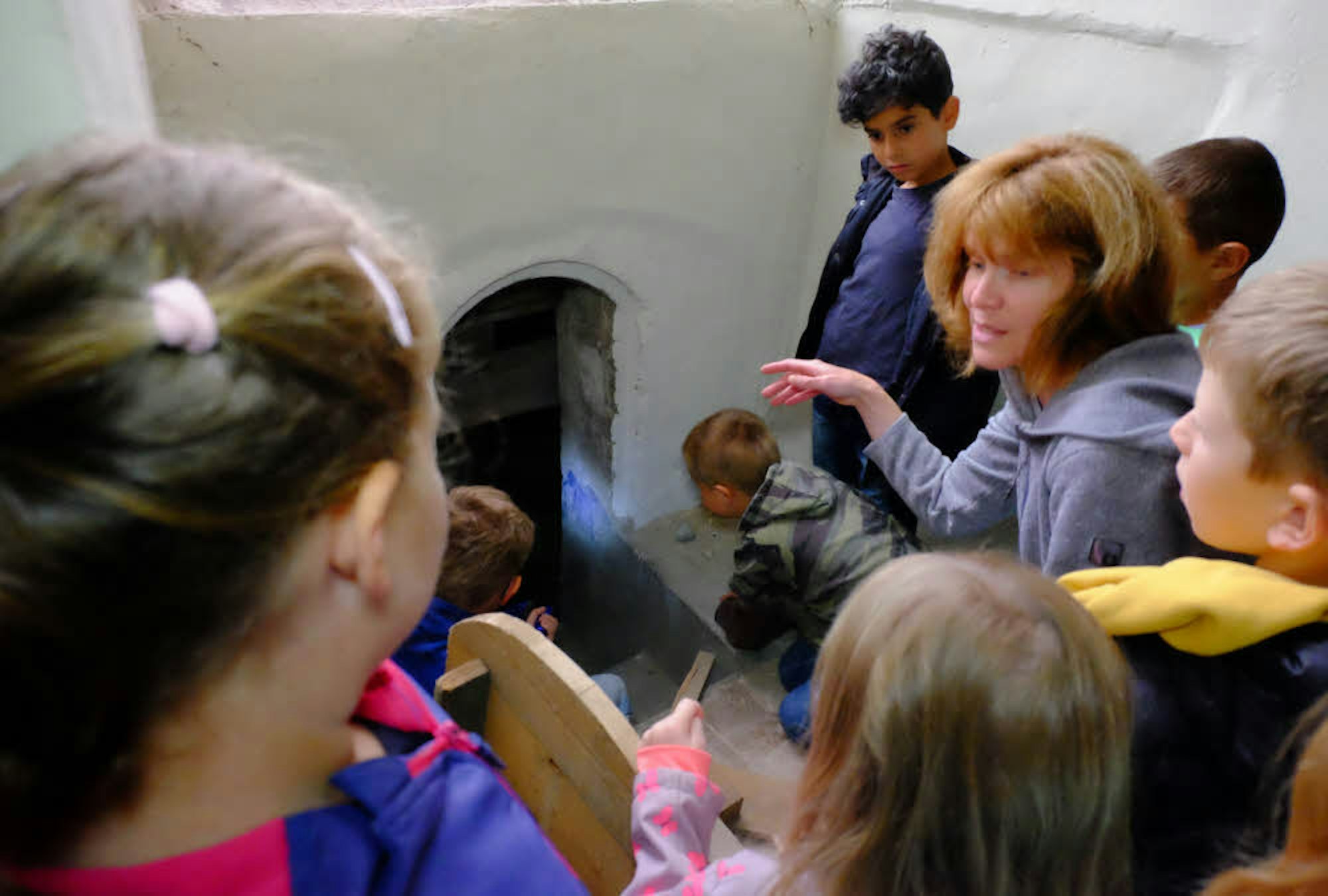 Wo ist das Versteck? Alice Toporowsky ließ die Kinder in die dunkle Öffnung in der Mauer schauen.
