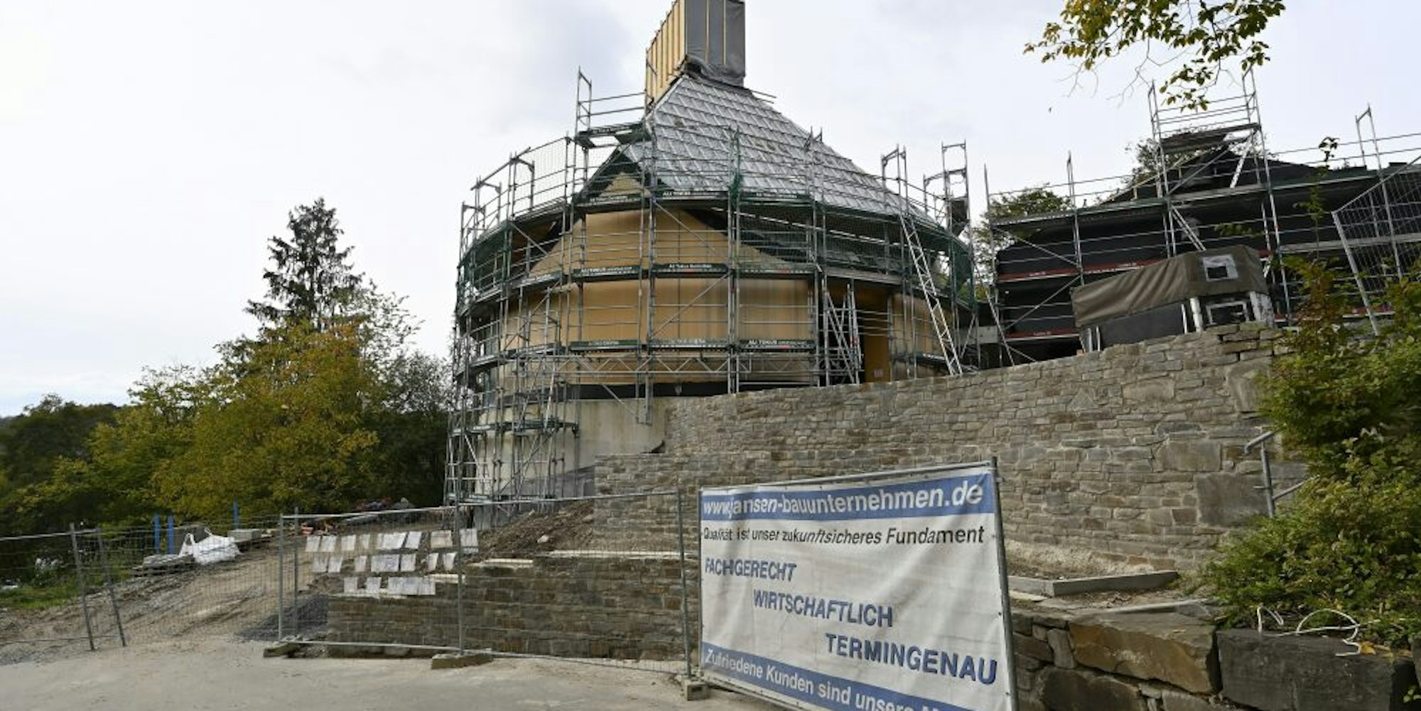 Die evangelische Gemeinde in Overath wartet auf die Fertigstellung ihrer Kirche – Ostern soll es soweit sein.