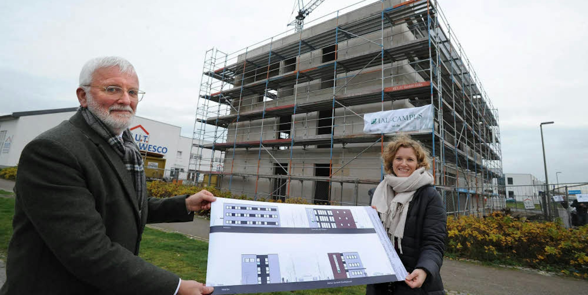 Franz-Dieter Esser und seine Tochter Charlotte Rolef vor dem Neubau in der Neuen Bahnstadt Opladen, in dem im kommenden Frühjahr ein Schulungszentrum eröffnen wird.