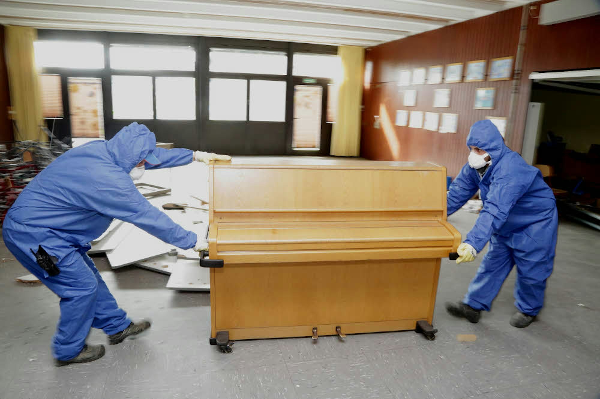 Auch das alte Klavier der Neschener Grundschule ist nicht mehr für den Unterricht geeignet und muss nach draußen in den Schulhof geschafft werden.