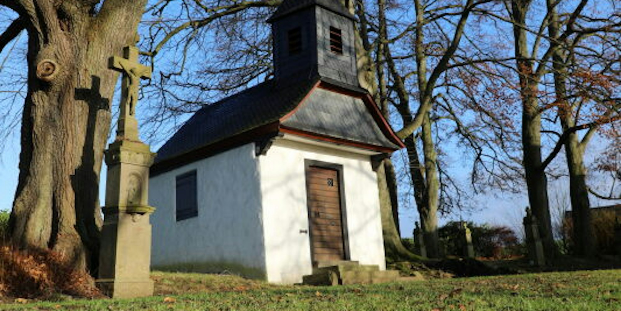 An der Jakobus-Kapelle in Kürten-Spitze beginnt die Rätseltour, für die wir wegen der feuchten Witterung stärker auf befestigte Wege gesetzt haben.