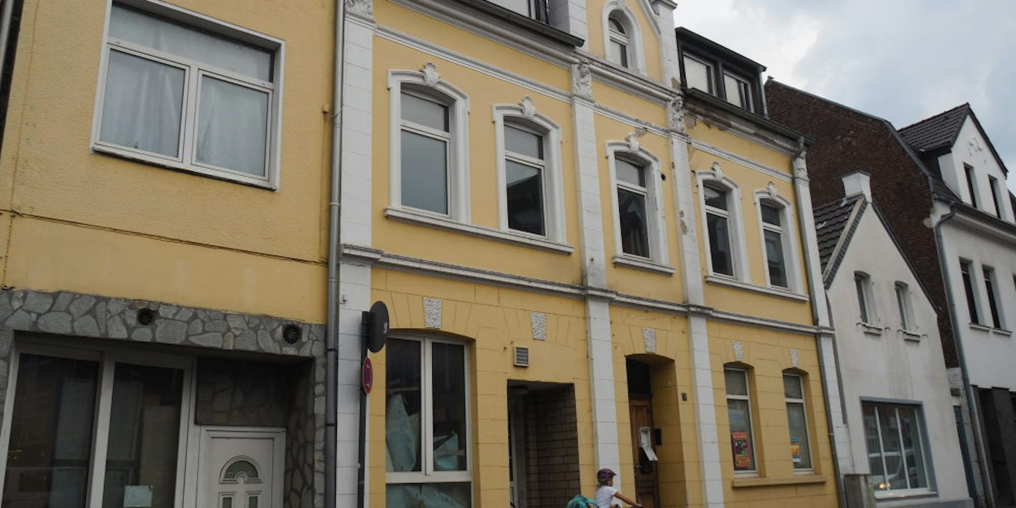 Das einst schmucke Haus an der Sürther Hauptstraße steht seit Jahren leer.