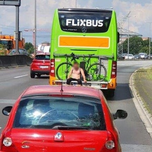 Mann auf Flixbus