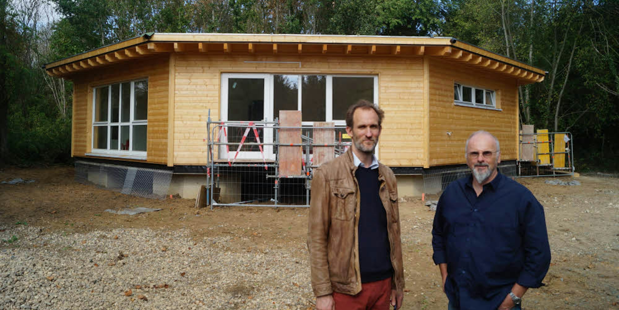 Severin von Hoensbroech (l.) sowie Bauunternehmer Peter Kissel freuen sich darüber, dass das Holzhaus für den Naturkindergarten bald fertig ist. Die Kinder sind schon eingezogen.