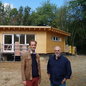 Severin von Hoensbroech (l.) sowie Bauunternehmer Peter Kissel freuen sich darüber, dass das Holzhaus für den Naturkindergarten bald fertig ist. Die Kinder sind schon eingezogen.