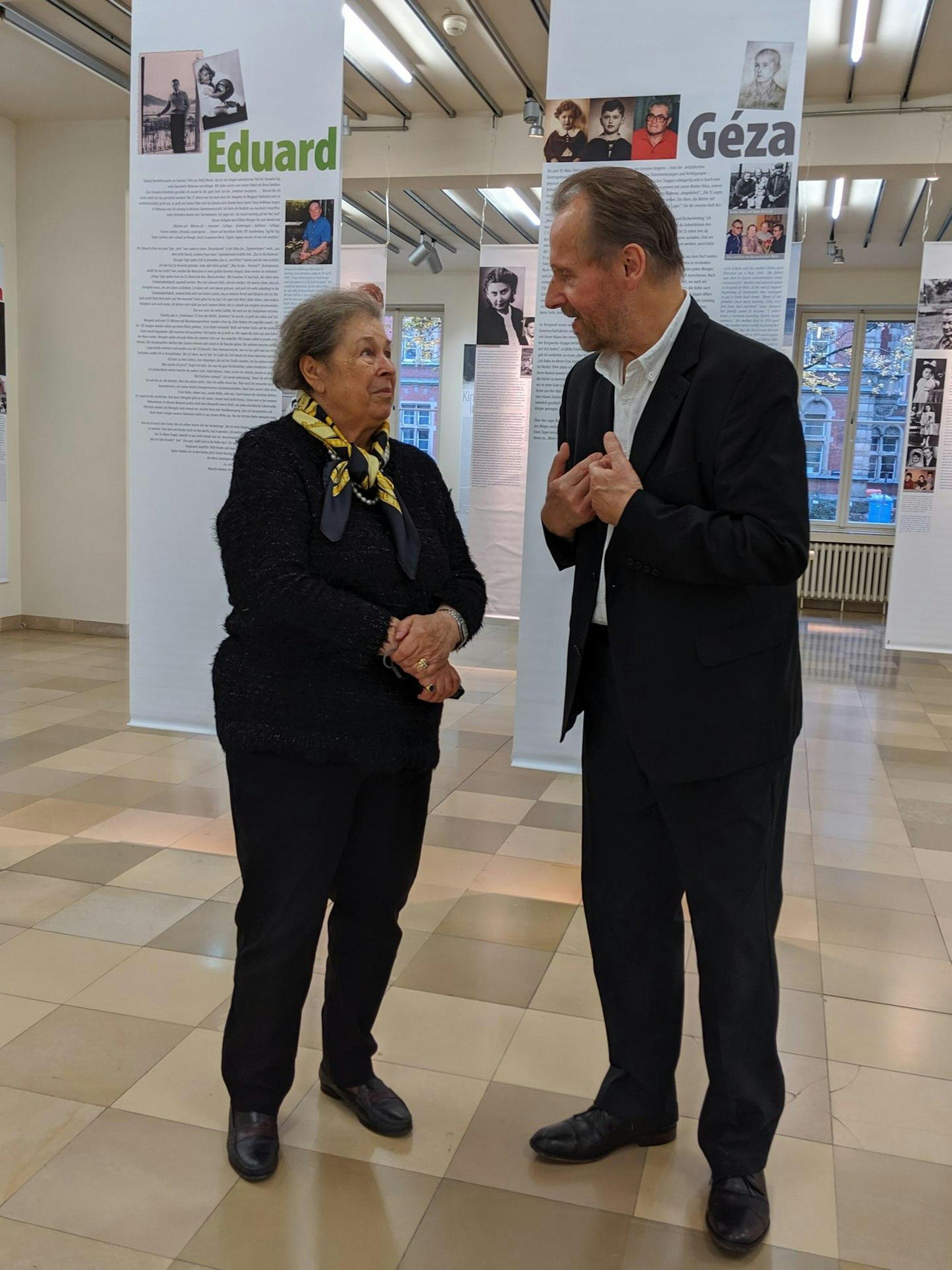 Barbara Gautier mit Kurator Alwin Meyer, Ausstellung Die Kinder von Auschwitz im NS Dok