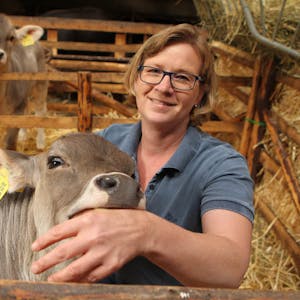 Kathrin Frauenkron und ihr Mann Kurt haben ein Faible für die seltene Rinderrasse Original Braunvieh. Sie sind die einzigen deutschen Züchter außerhalb Bayerns und Baden-Württembergs.