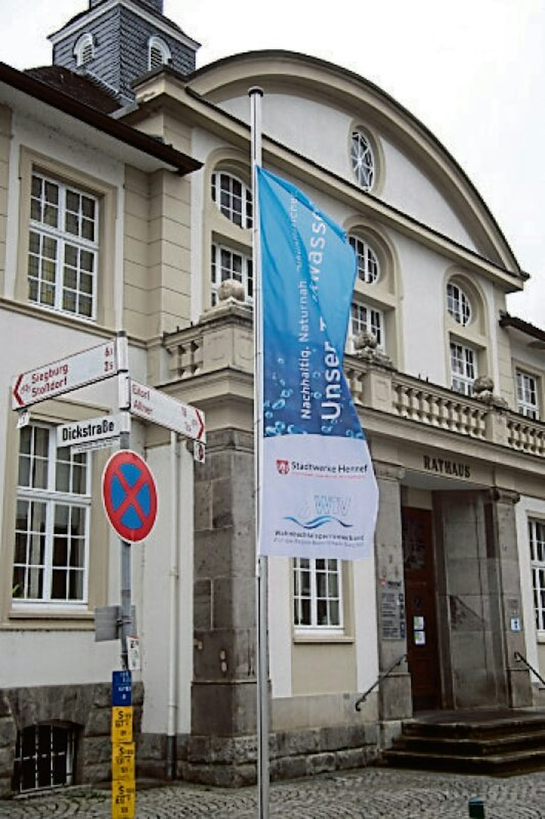 Zum Weltwassertag hat die Stadt Hennef eine Fahne vor dem Rathaus gehisst.