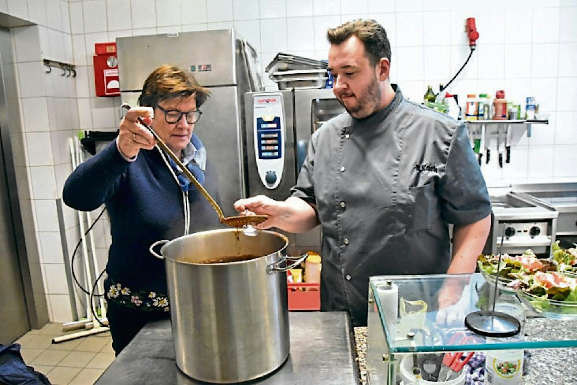 Zum Gänsebratenpaket, das im Hofladen angeboten wird, gehört auch die Soße, die Helga Trimborn und Björn Koch abschmecken.