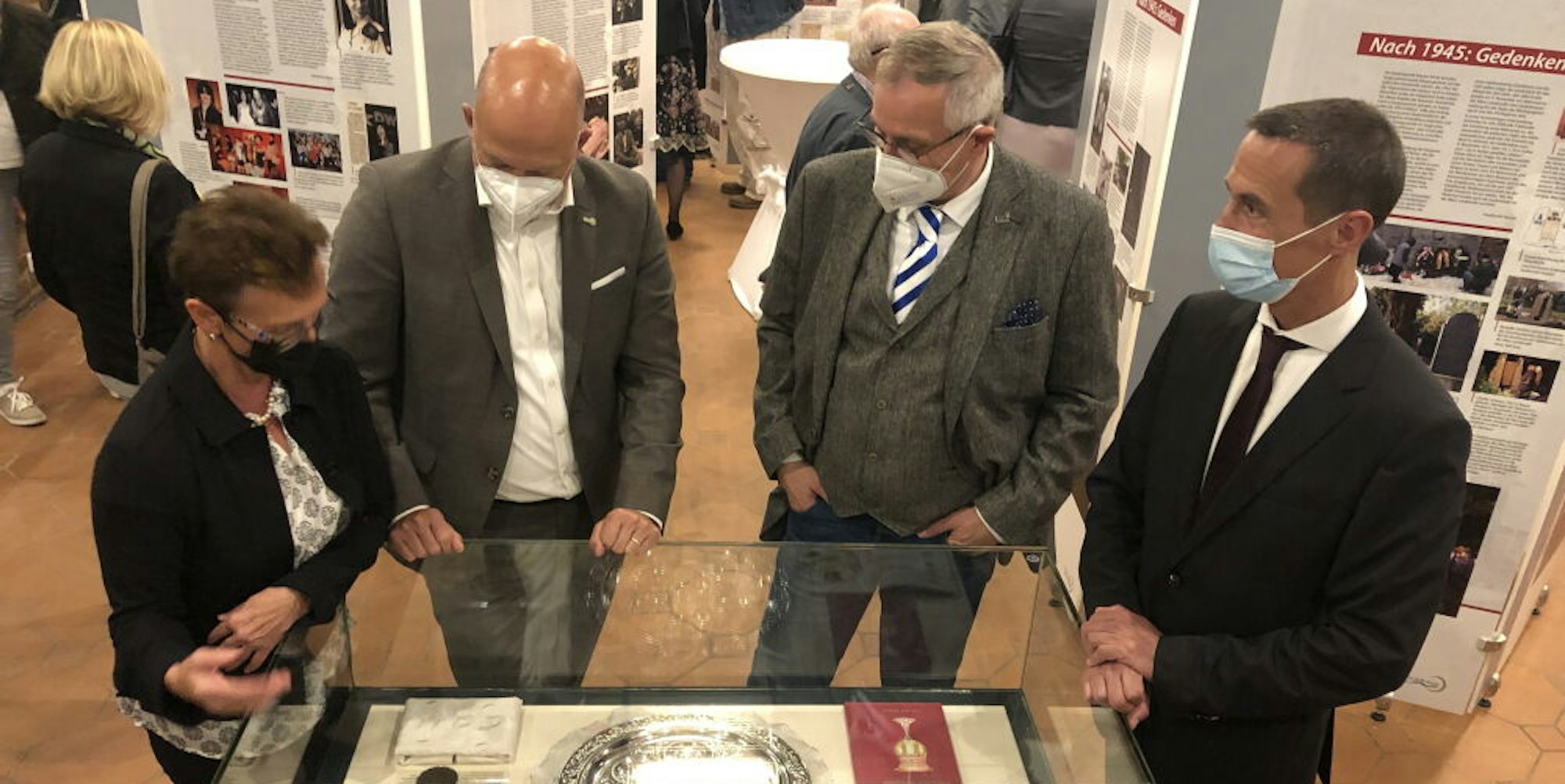 Stadtarchivarin Susanne Harke-Schmidt führte Frank Rock, Helge David Gilberg und Dieter Spürck (v.l) durch die Ausstellung.