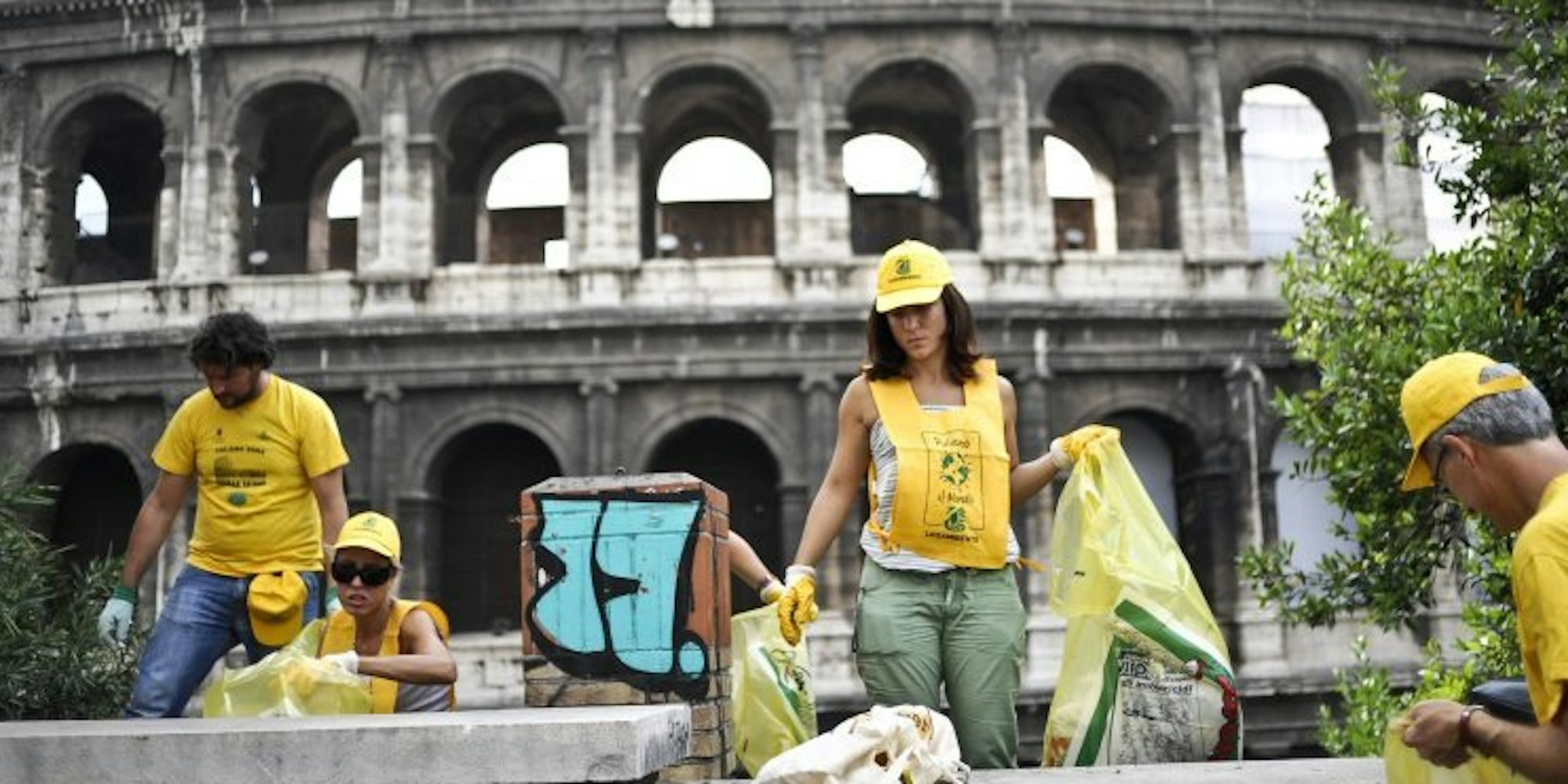 Weil zu viel Müll an historischen Stätten liegen bleibt, untersagt die Stadt Rom jetzt das Essen auf offener Straße.