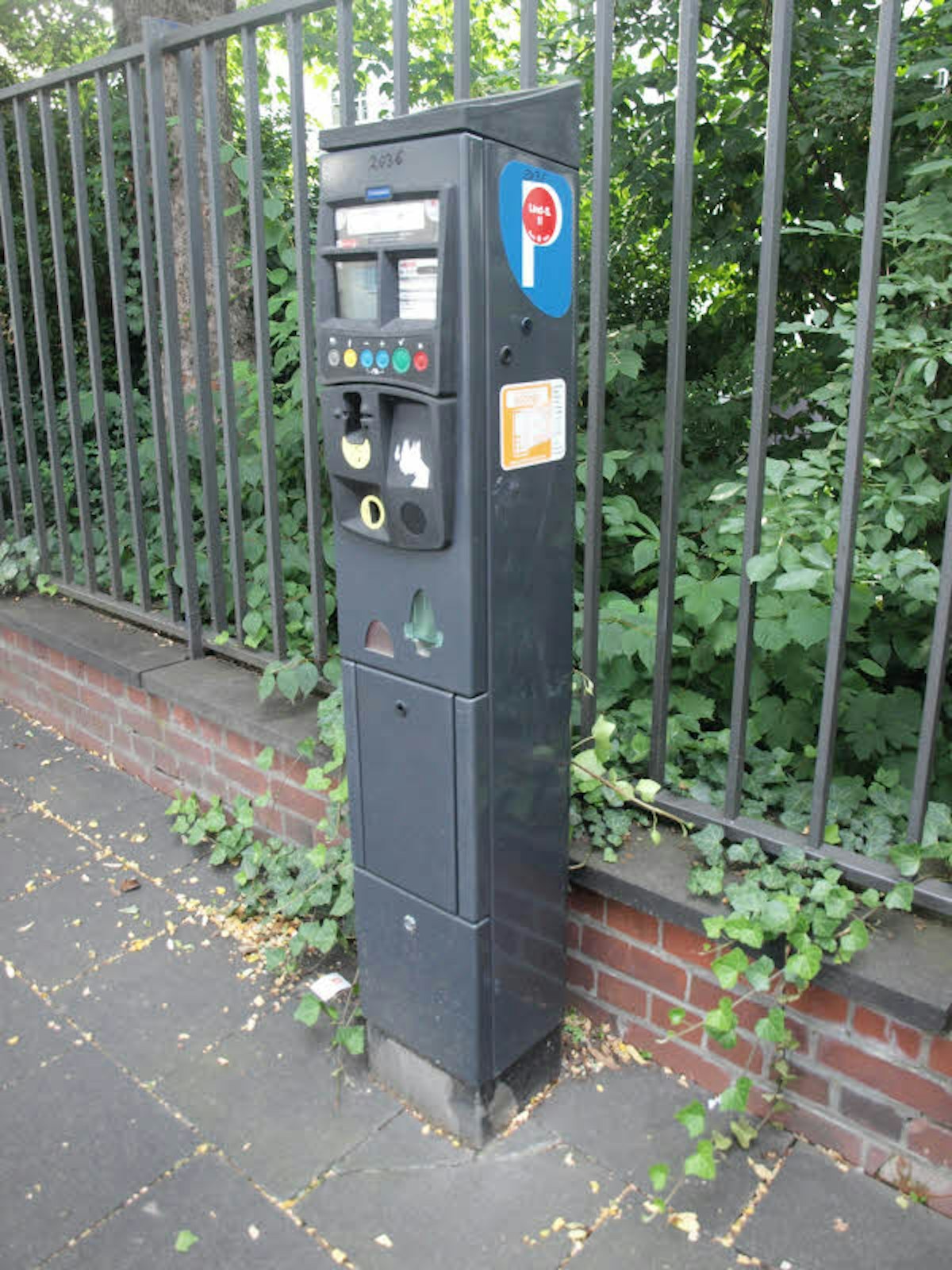  Ein Parkscheinautomat mit dem roten Punkt.