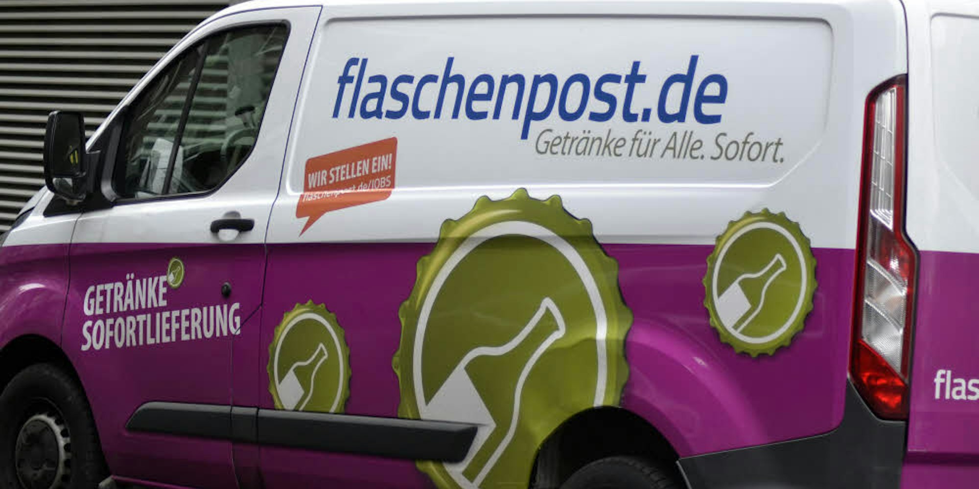 Fallen ins Auge: Die farbigen Flaschenpost-Lieferwagen.