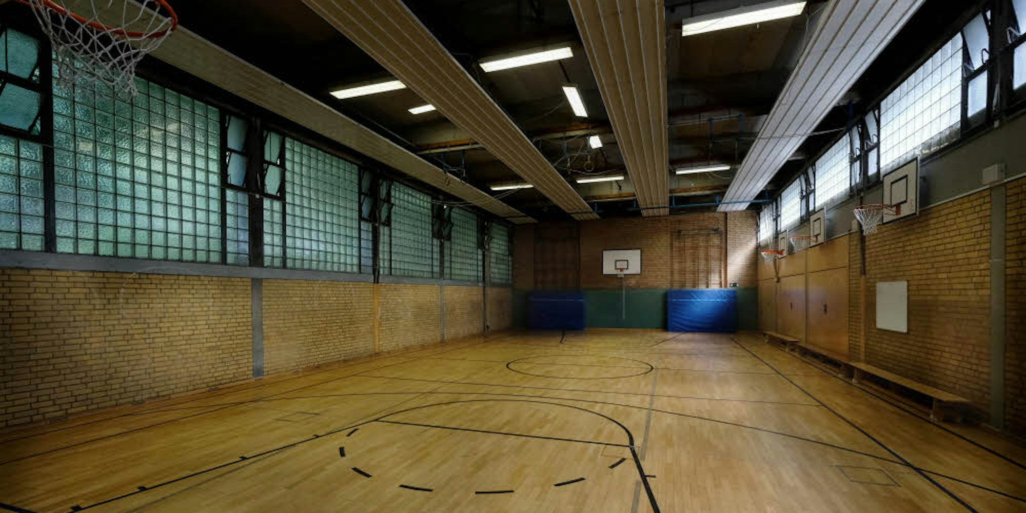 In der Sporthalle der Elsa-Brändström-Realschule dürfen wegen ungeschützten Leitungen unter der Decke keine Ballspiele mehr stattfinden.