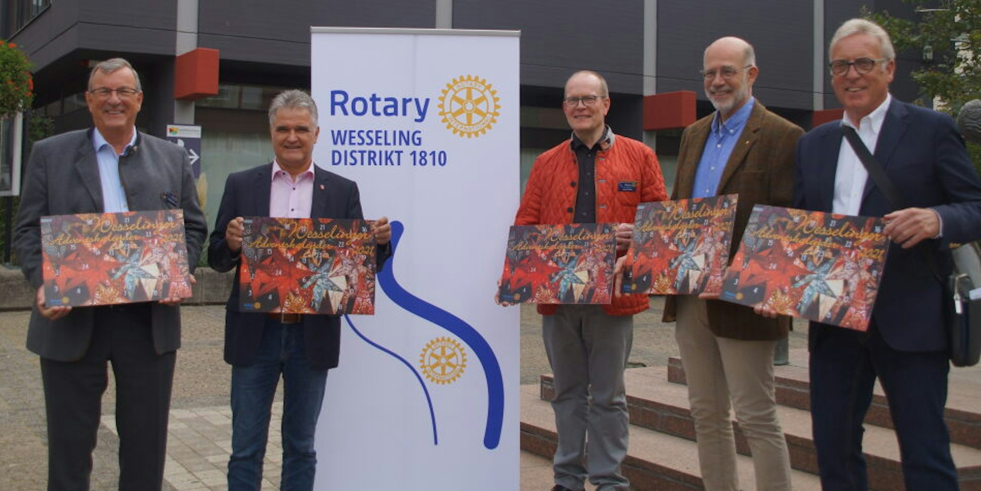 Vertreter des Rotary Club Wesseling mit Bürgermeister Erwin Esser (2.v.l.) und Keldenicher Ortsbürgermeister Paul Hambach (r.).