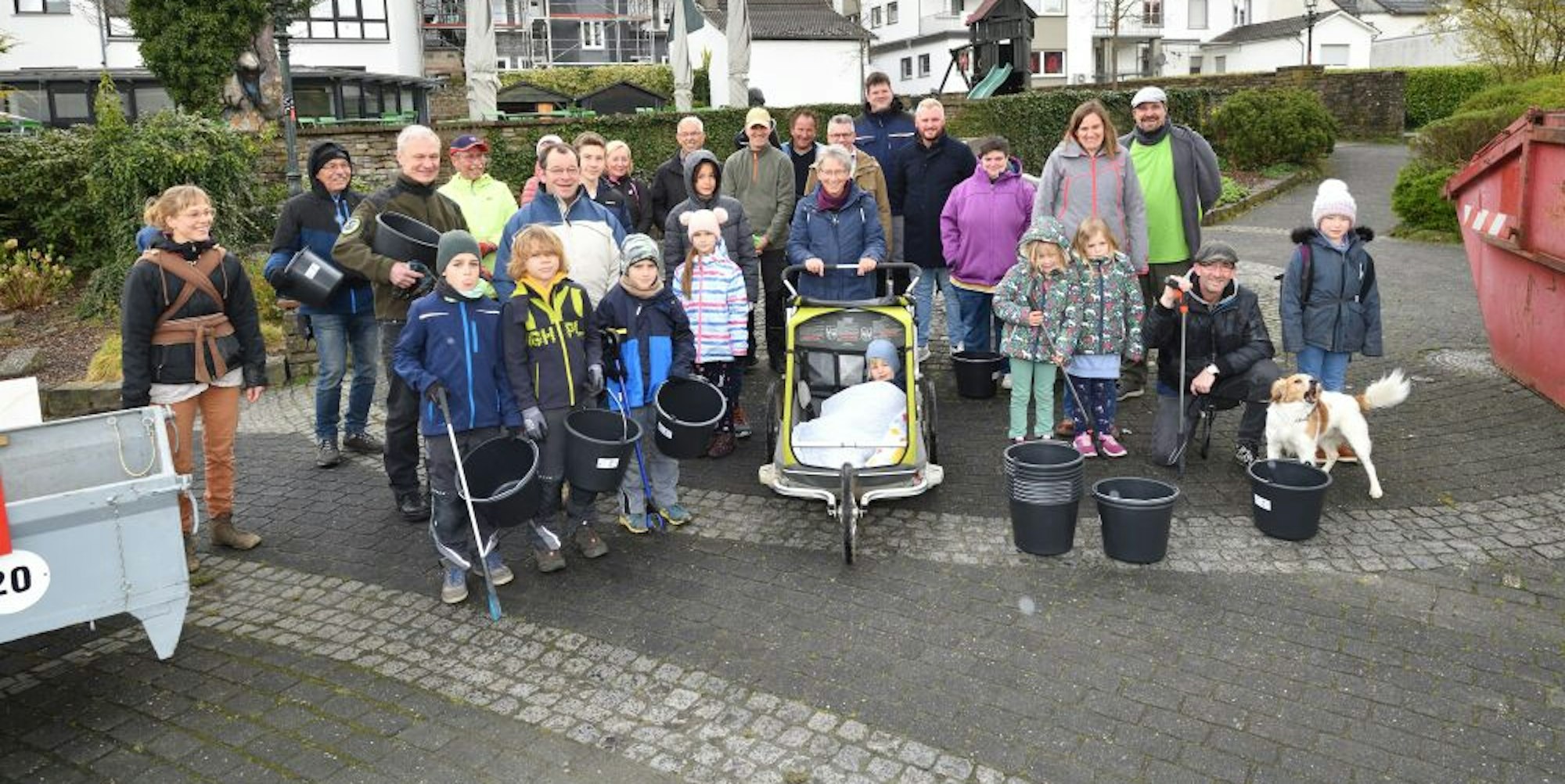 Zahlreiche Freiwillige starteten am Steenkühlerbrunnen in Lindlar zum Frühjahrsputz durch den Ort.