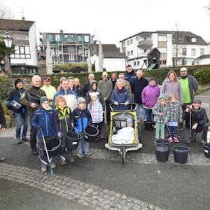 Zahlreiche Freiwillige starteten am Steenkühlerbrunnen in Lindlar zum Frühjahrsputz durch den Ort.
