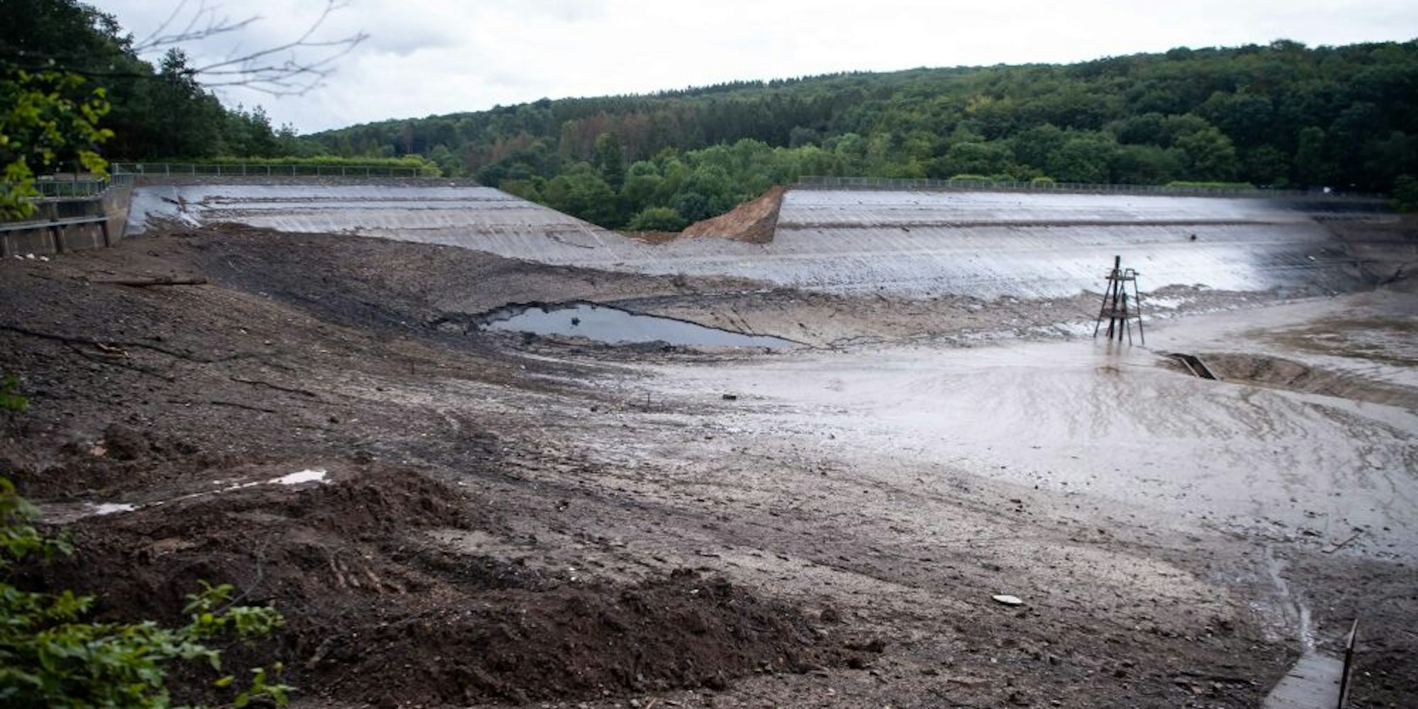Um ein neues Überlaufbauwerk an der Steinbachtalsperre zu errichten, ist das Wasser abgelassen und der Damm aufgebaggert worden.