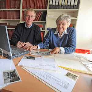 Klaus-Peter und Regina Tepper helfen seit 2016 im Leichlinger Stadtarchiv aus und haben schon 4000 Fotos digitalisiert.