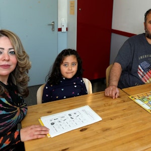 Amal Alnukkari (l.) war mit ihren beiden Töchtern in Dubai, während ihr Mann (r.) in Köln auf die drei gewartet hat.