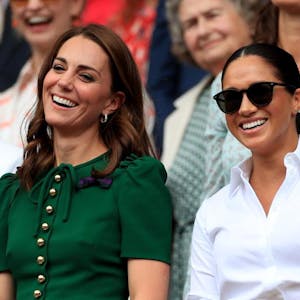 Gut gelaunte Herzoginnen beim Tennis: Kate (l) und Meghan in Wimbledon. (Archivfoto)