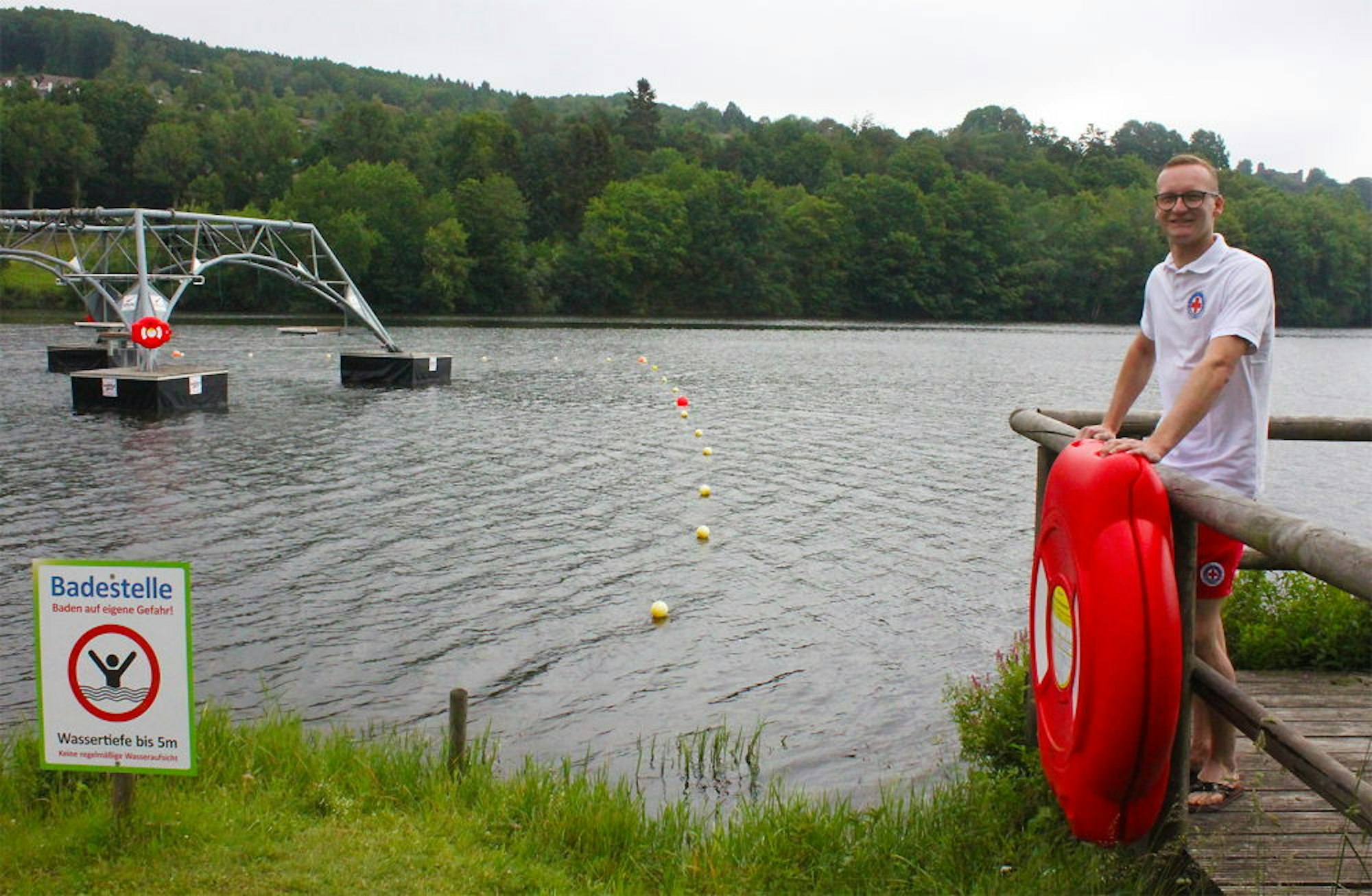 Rettungsschwimmer Marius Dovern warnt am Kronenburger See: „Das ist kein Freibad, der See hat Strömungen .“