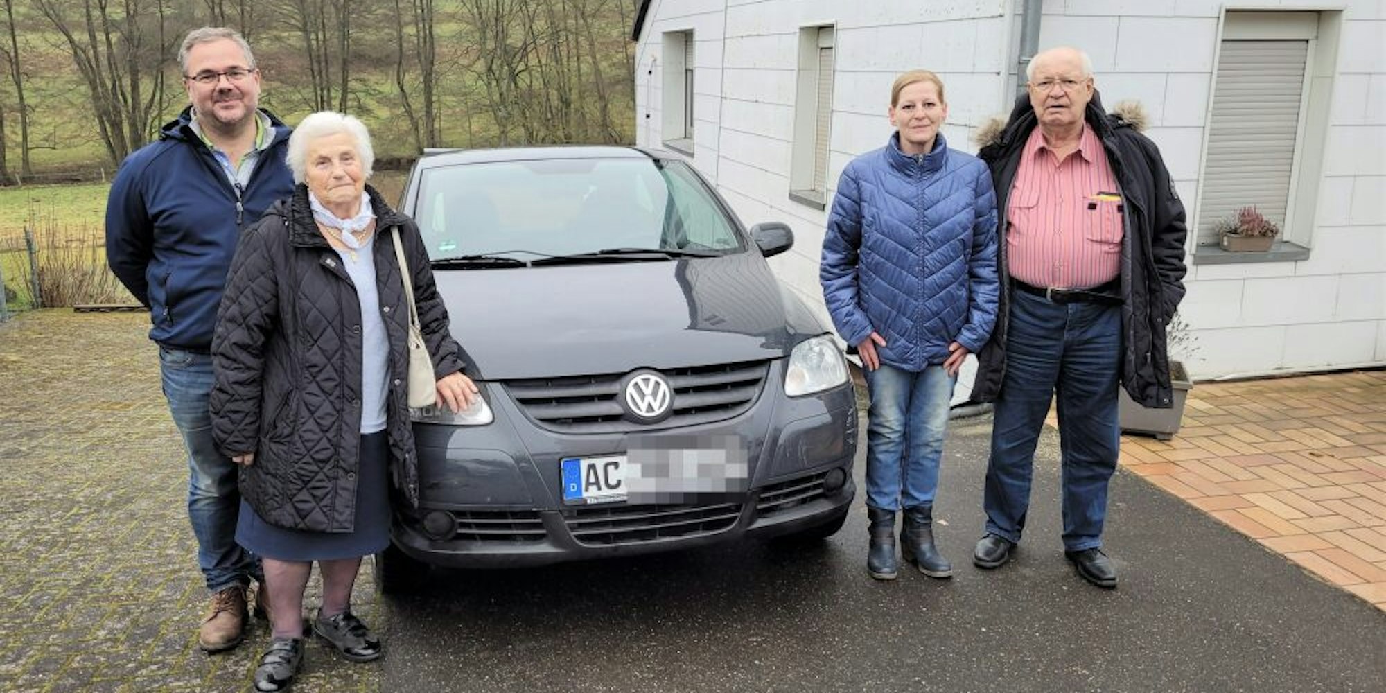 Den Schlüssel für das Auto übergaben Margarete Breiderich (l.) und Sohn Johannes im Beisein von Dieter Züll (r.) an Stephanie Schmitt.