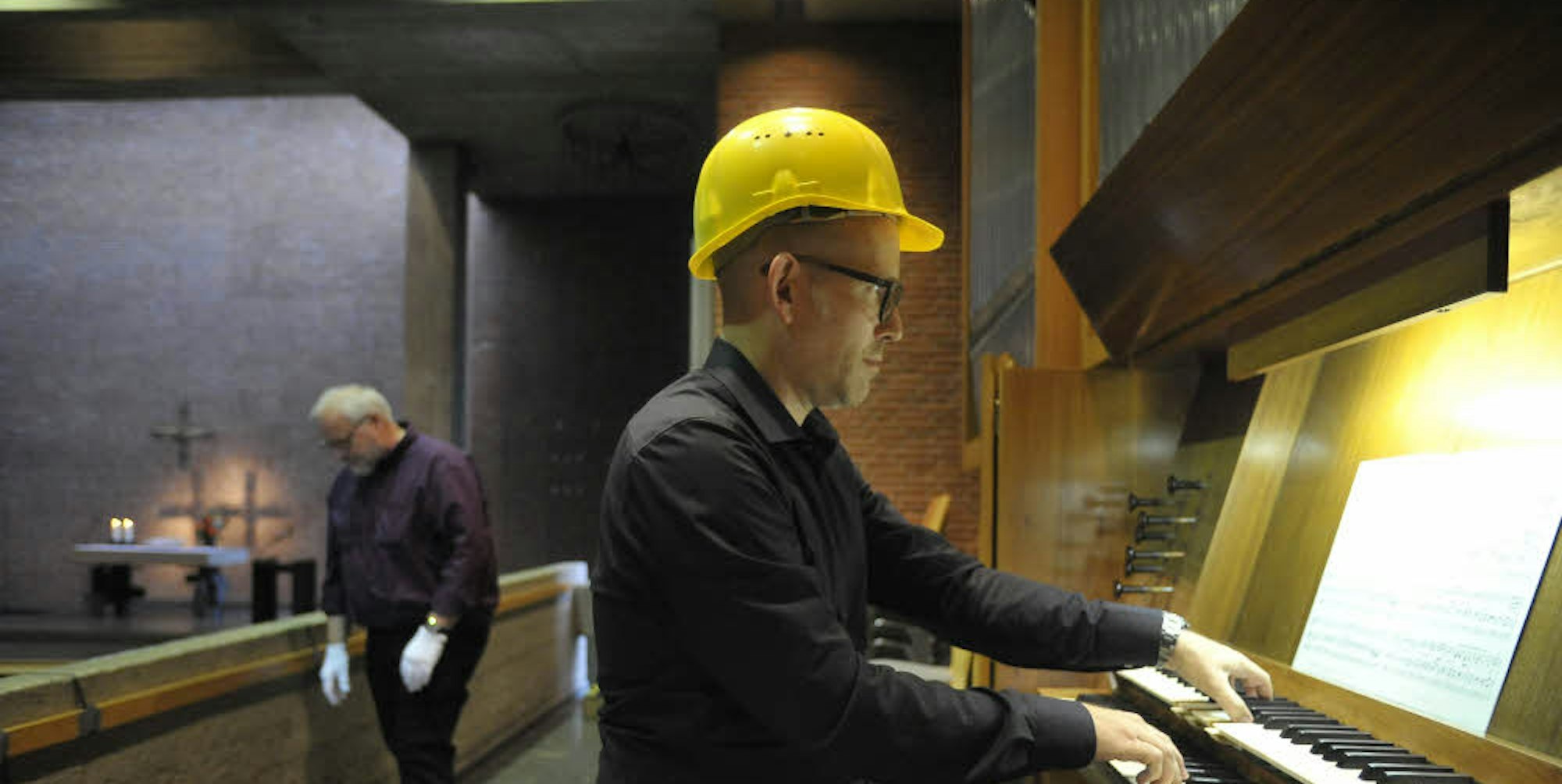 Mit dem Bauhelm auf dem Kopf spielte Kantor Marc Gornetzki das letzte Stück auf der alten Orgel.
