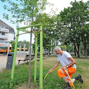 Stadtgärtner Lars Elsner vom Leichlinger Bauhof beim Gießen eines der neu gepflanzten „Klimabäume“ auf der Postwiese.