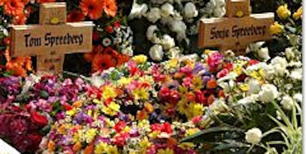 Mit Blumen übersät war das Grab der getöteten Geschwister Sonja und Tom nach der Beisetzung.