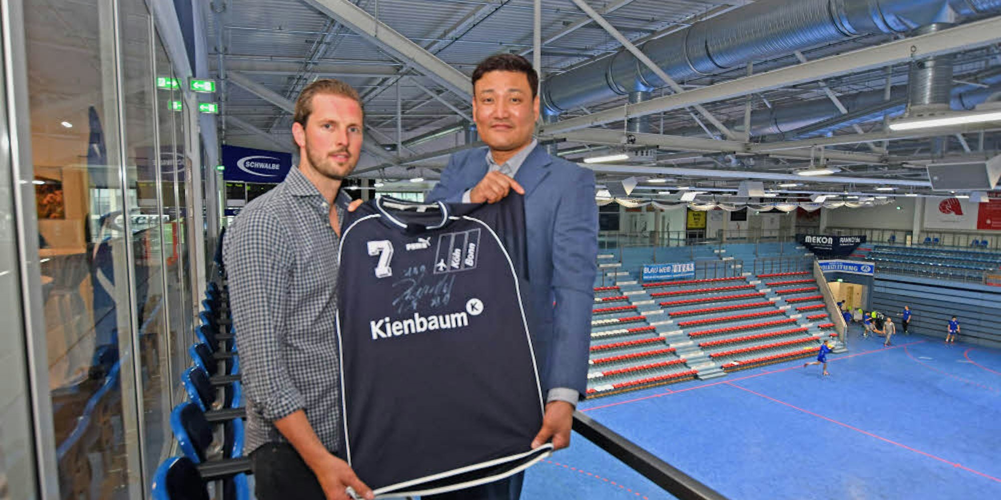 Zu Gast in der zweiten Heimat: Kyung-Shin Yoon (r.) besuchte „seinen“ VfL und Sportdirektor Christoph Schindler. Am Sonntag will er beim Spiel gegen Hüttenberg als Zuschauer dabei sein.