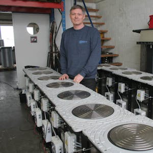 Geschäftsführer Dennis Kings mit einer Reihe von versenkbaren Schutzpollern, die in Glessen gefertigt werden.