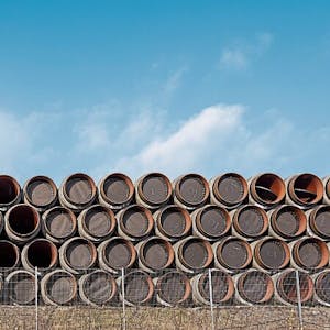 Nach dem Fertigbau von Nord Stream 2 liegen 5000 Rohre im mecklenburgischen Fährhafen Mukran. In den verbauten Rohren gibt es nun jedoch mehrere Lecks.