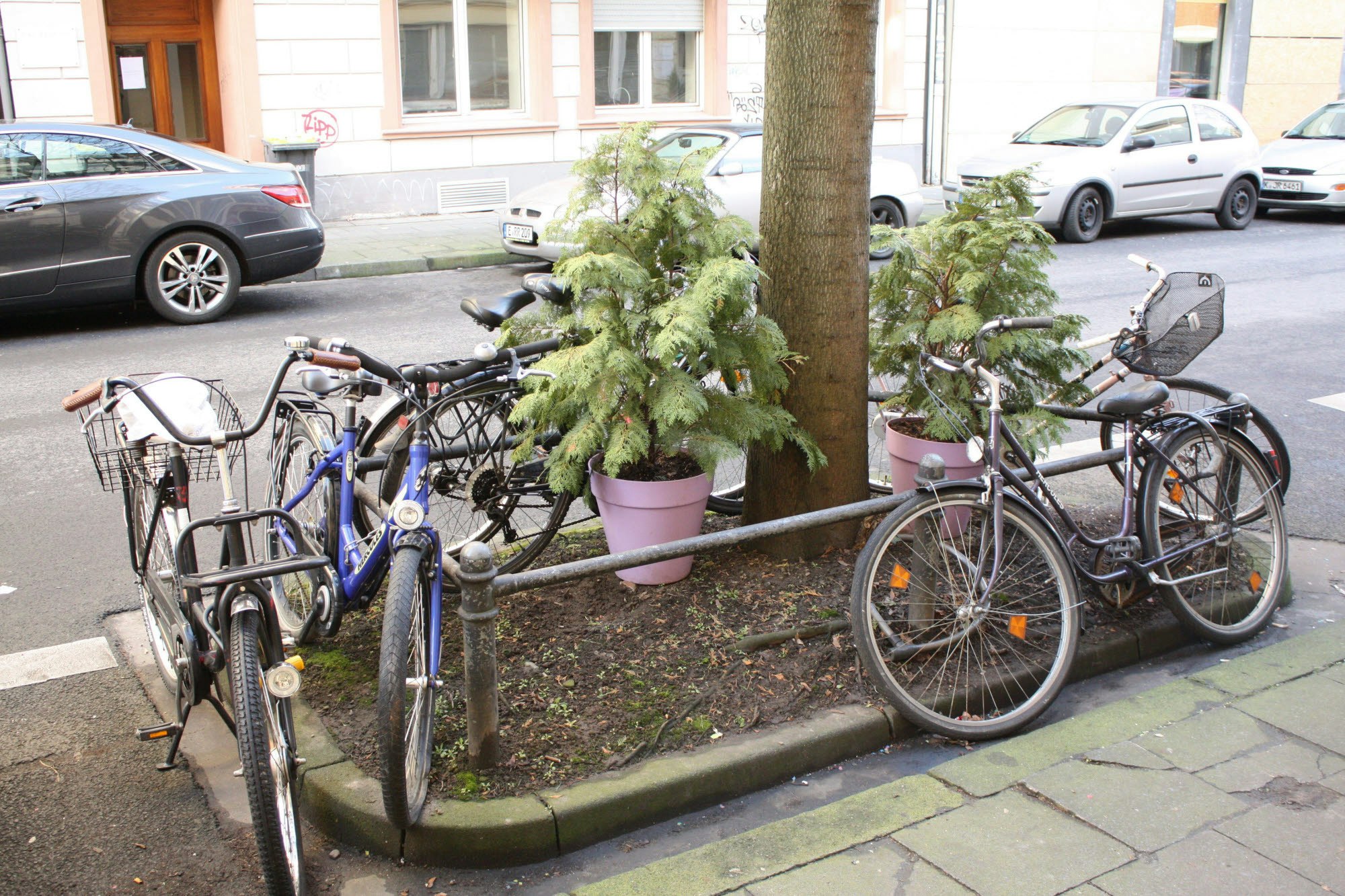 Die Fahrräder werden dort abgestellt, wo gerade Platz ist.