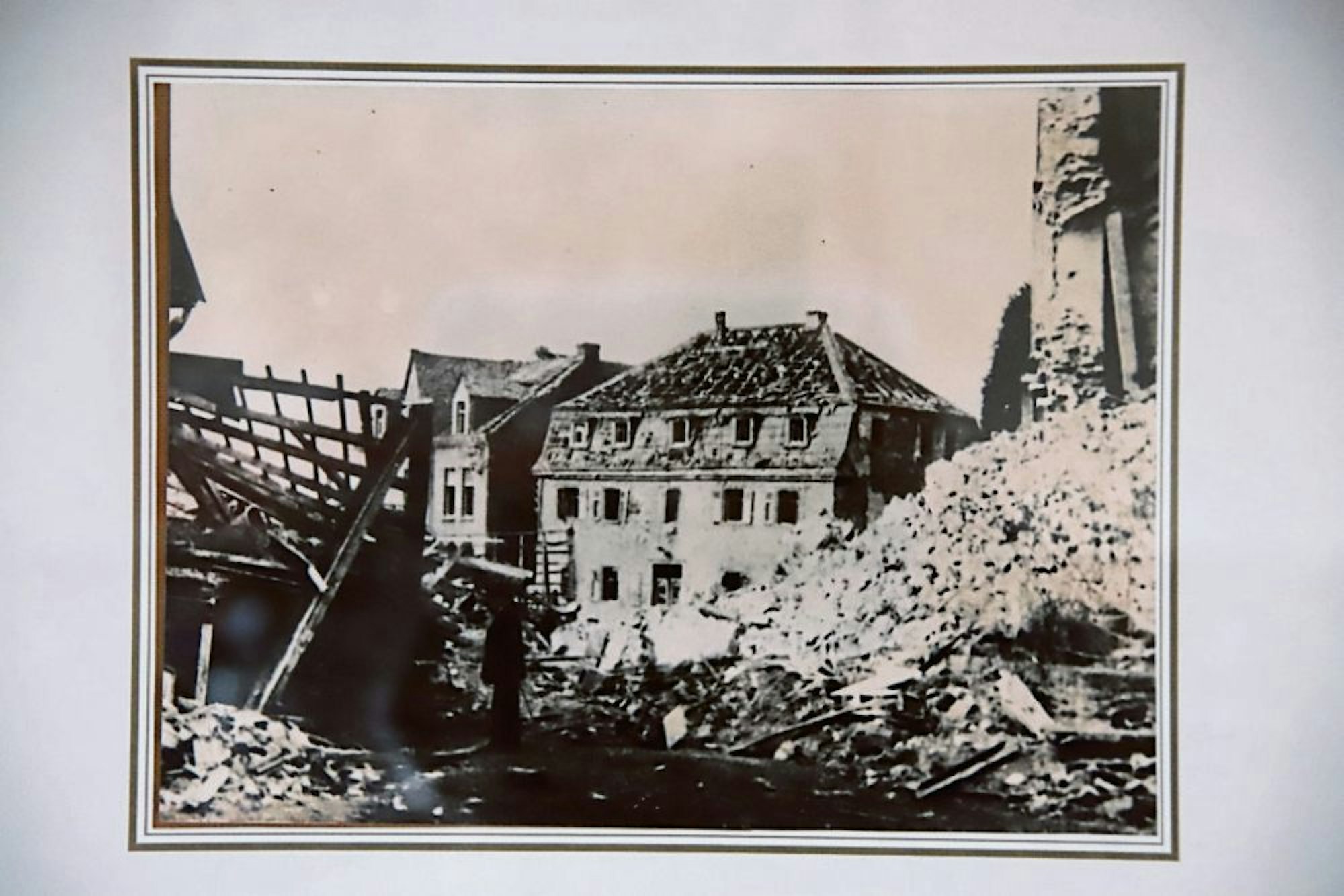 Nach dem Bombenangriff am 8. März 1945 war Geistingens Zentrum schwer zerstört, in der Bildmitte die heutige Gaststätte „Zur Glocke“.