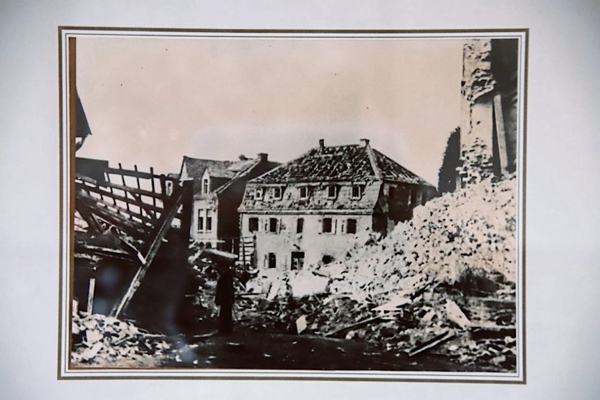 Nach dem Bombenangriff am 8. März 1945 war Geistingens Zentrum schwer zerstört, in der Bildmitte die heutige Gaststätte „Zur Glocke“.