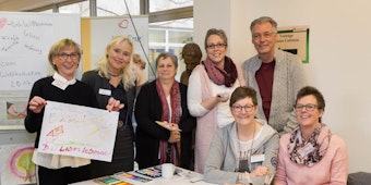Die Selbsthilfegruppe „Gemeinsam gegen Krebs - Bergisch Land“: An ihrem Stand konnten zum Krebs-Aktionstag Interessierte ihre Gefühle in einem Bild wiedergeben.