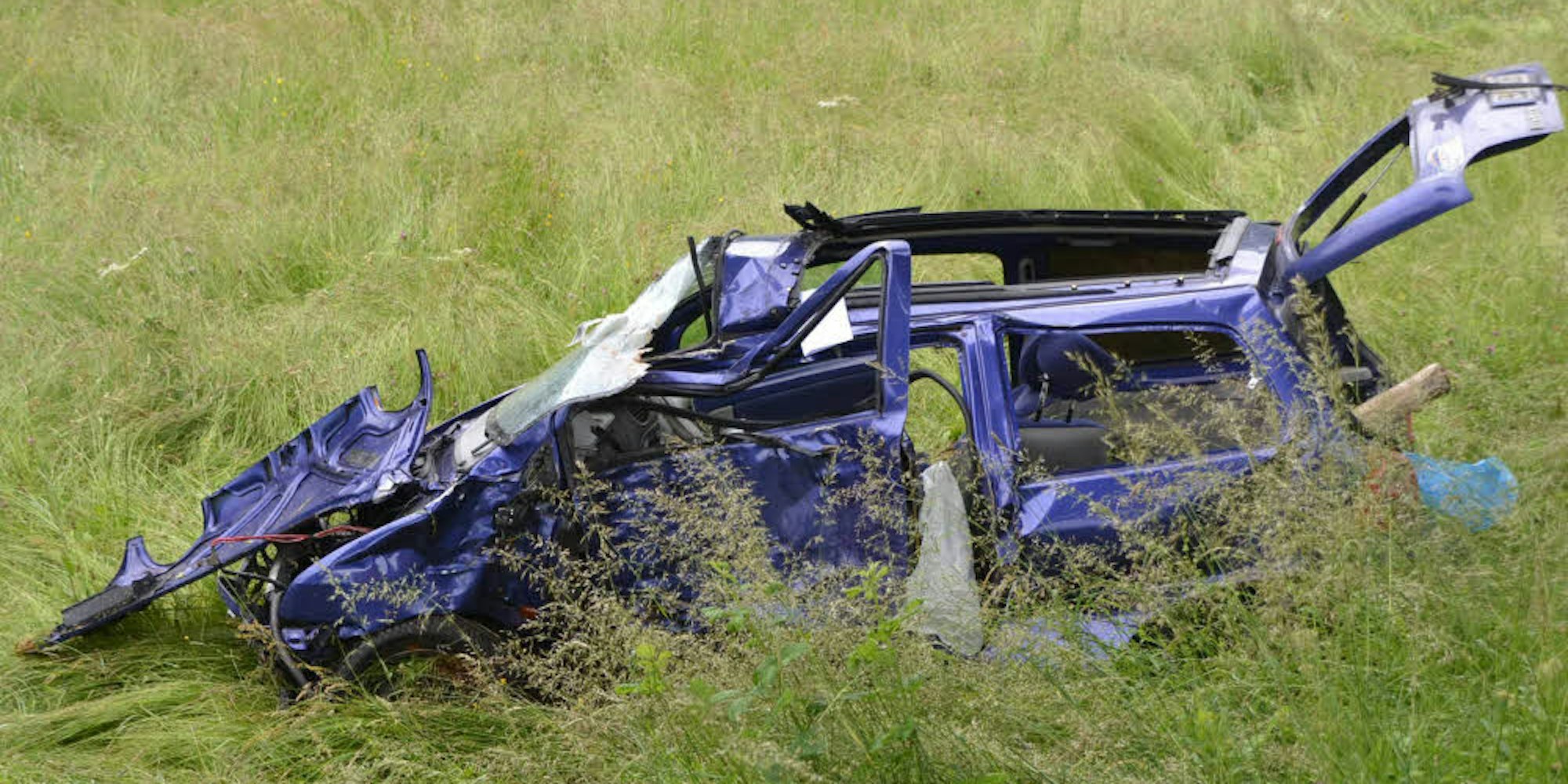Nur ein Trümmerhaufen blieb von dem Renault Twingo nach dem tödlichen Unfall übrig.