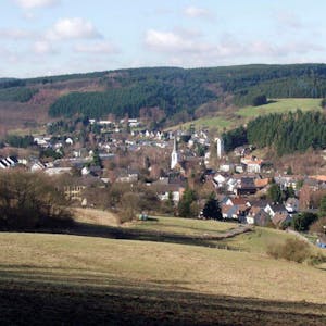 Blick auf den Kernort Hellenthal: In der Gemeinde, die sich bis an die belgische Grenze erstreckt, leben rund 8000 Einwohner auf 142 Quadratkilometern Fläche in 60 Ortschaften.