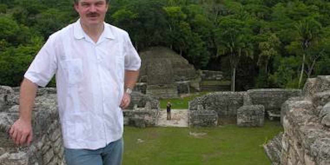 Nikolai Grube in den Ruinen der Maya-Stadt Caracol.