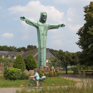 Die Christusstatue hinter dem Kloster der Steyler Missionare ist Teil des barrierefreien Rundweges.