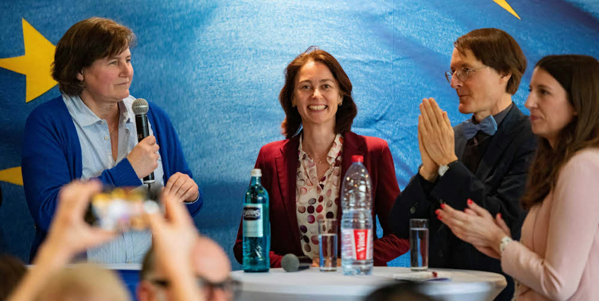 Applaus für Katharina Barley, Spitzenkandidatin der SPD bei der Europa-Wahl, von Christiane Jäger (l.) und Karl Lauterbach (r.).