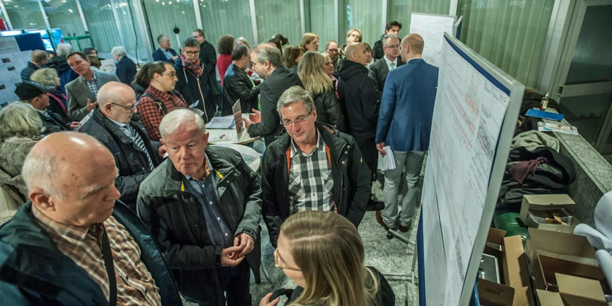 Sicher über 100 Leverkusener kamen ins Forum, um sich über das RRX-Gleisbauprojekt der Bahn zu informieren. Für die S-Bahn-Pendler unter ihnen gab es unangenehme Neuigkeiten.