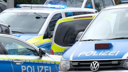 Symbolfoto mit mehreren Polizeifahrzeugen