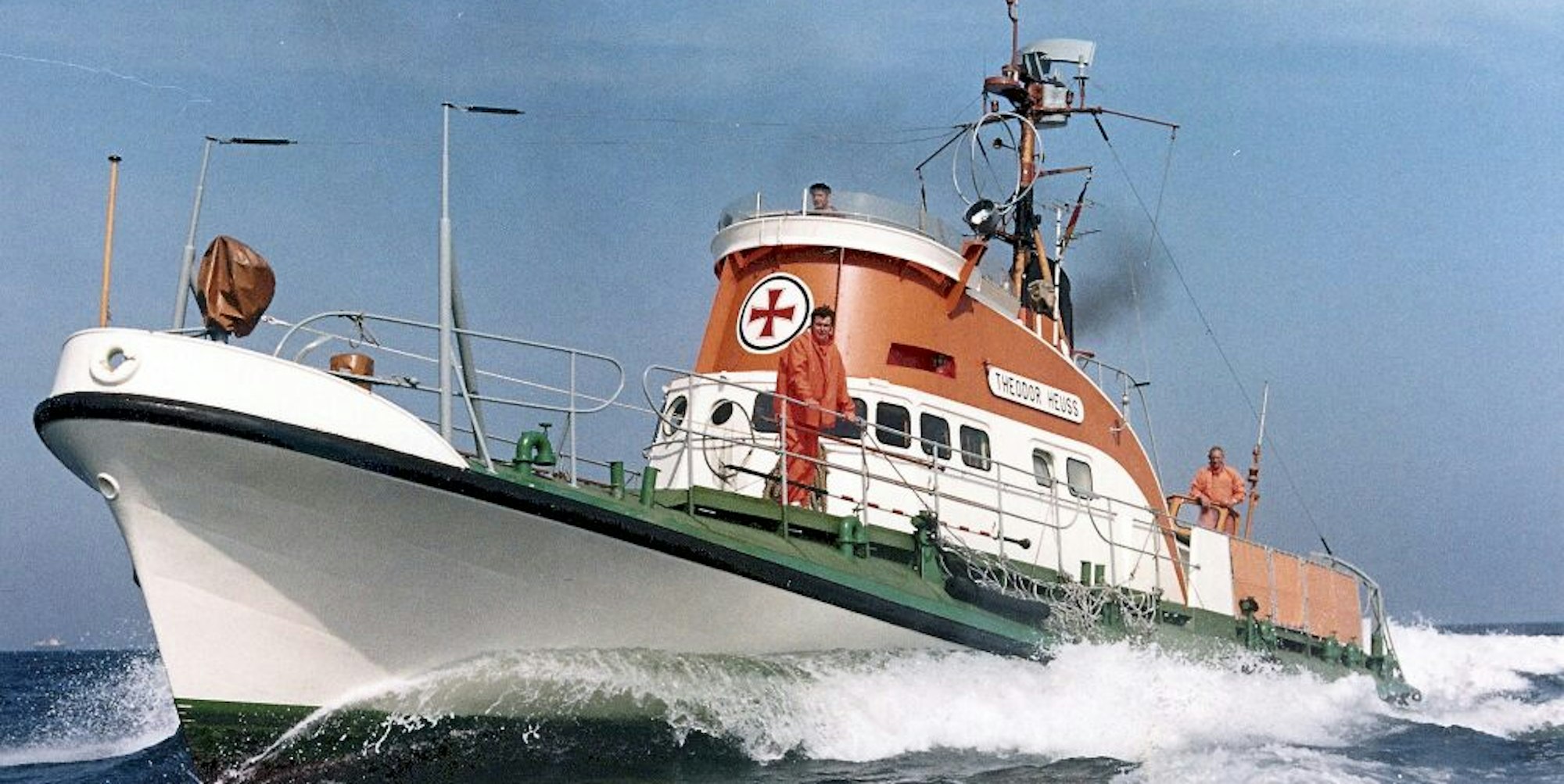 Im Diorama hat Modellbauer Hermann Kammler den alten Kreuzer für einen fiktiven Einsatz am Hindenburgdamm wieder flott gemacht. Auch mit Spenden vieler Oberberger finanziert die DGzRS ihre  stets moderne Rettungsflotte.