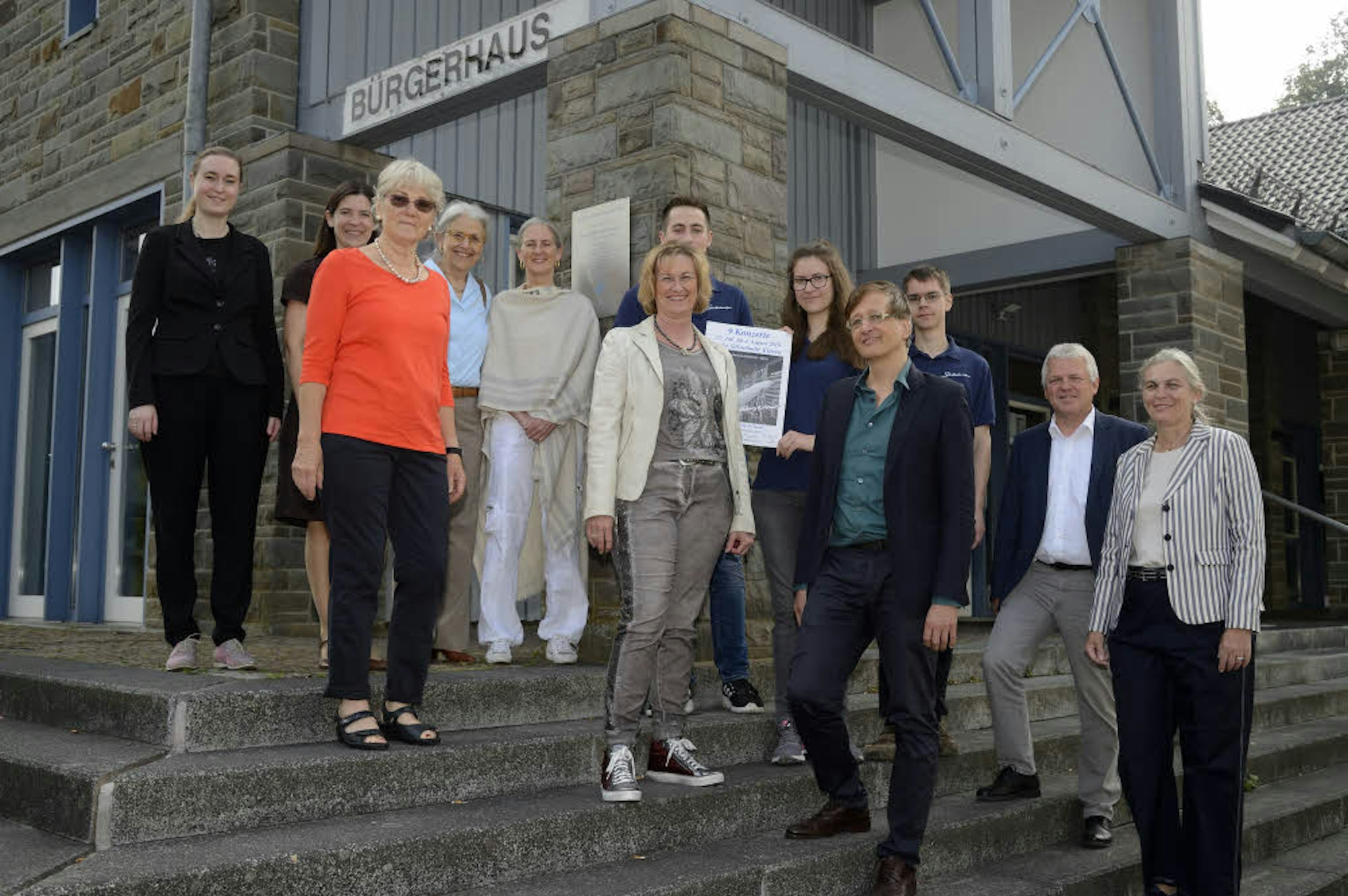 Die Organisatoren und Unterstützer der Stockhausen-Konzerte und -Kurse gemeinsam auf der Treppe am Bürgerhaus Kürten.